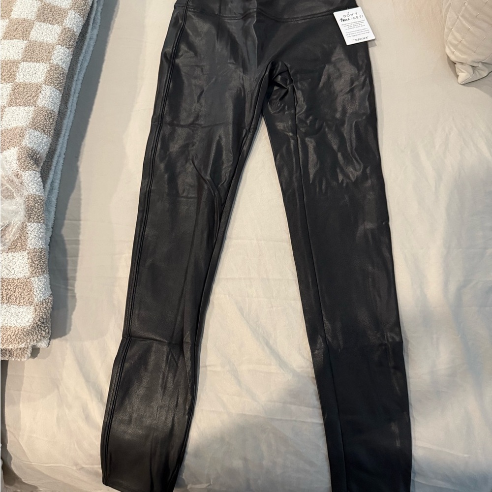 SPANXshape™ Faux Leather
Leggings